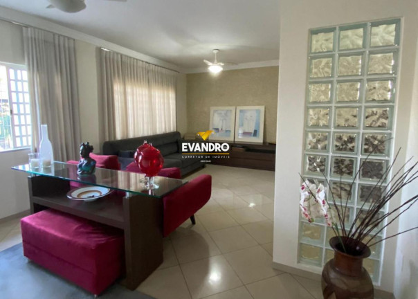 Imagem Casa com 4 Quartos à Venda, 300 m² em Recanto Dos Pássaros - Cuiabá Imagem Casa com 4 Quartos à Venda, 300 m² em Recanto Dos Pássaros - Cuiabá