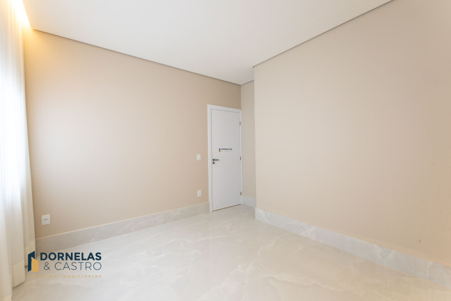 Imagem Casa com 3 Quartos à Venda, 400 m² em Guará I - Brasília Imagem Casa com 3 Quartos à Venda, 400 m² em Guará I - Brasília