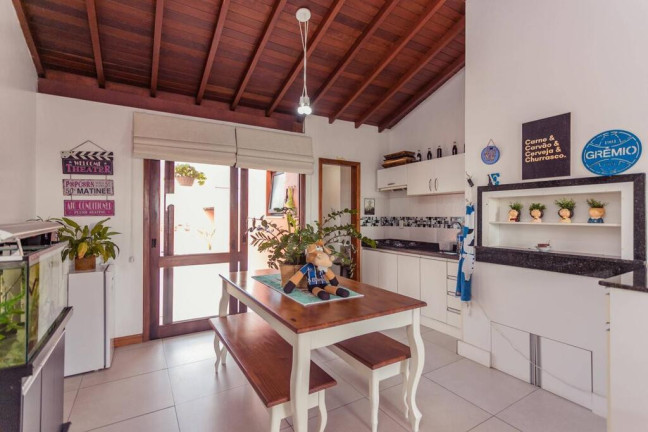 Imagem Imóvel com 3 Quartos à Venda, 272 m² em Jardim Lindóia - Porto Alegre Imagem Imóvel com 3 Quartos à Venda, 272 m² em Jardim Lindóia - Porto Alegre