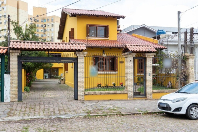 Imóvel com 3 Quartos à Venda,  em Cristal - Porto Alegre