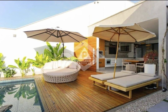 Imagem Casa com 6 Quartos à Venda, 320 m² em Barra Da Tijuca - Rio De Janeiro Imagem Casa com 6 Quartos à Venda, 320 m² em Barra Da Tijuca - Rio De Janeiro