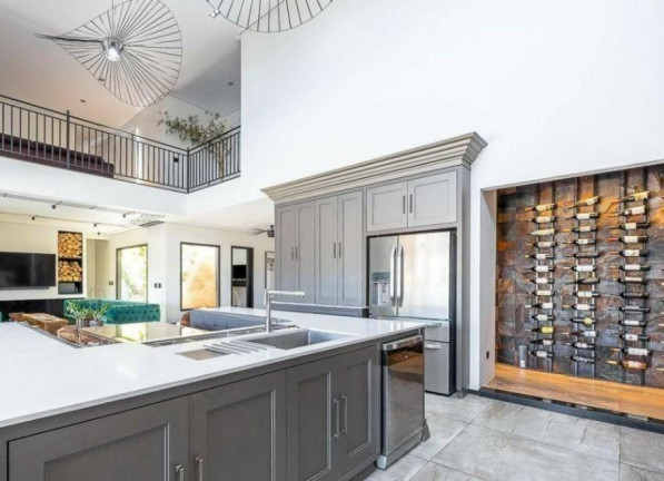 Imagem Casa com 4 Quartos à Venda, 588 m² em Santo Inácio - Curitiba Imagem Casa com 4 Quartos à Venda, 588 m² em Santo Inácio - Curitiba