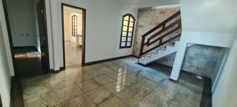 Imagem Casa com 6 Quartos à Venda, 245 m²