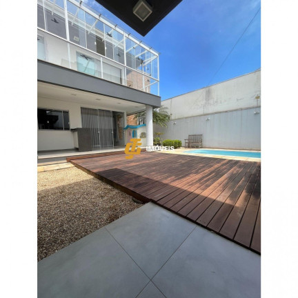 Imagem Casa com 3 Quartos à Venda, 243 m² em Centro - Camboriú Imagem Casa com 3 Quartos à Venda, 243 m² em Centro - Camboriú