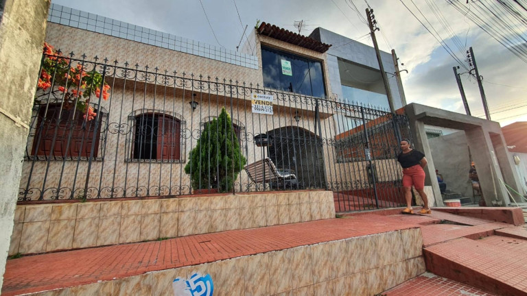 Imagem Casa com 6 Quartos à Venda, 300 m² em Centro - Aracaju Imagem Casa com 6 Quartos à Venda, 300 m² em Centro - Aracaju