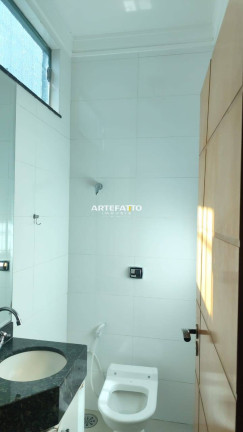 Imagem Casa com 4 Quartos à Venda, 240 m²
