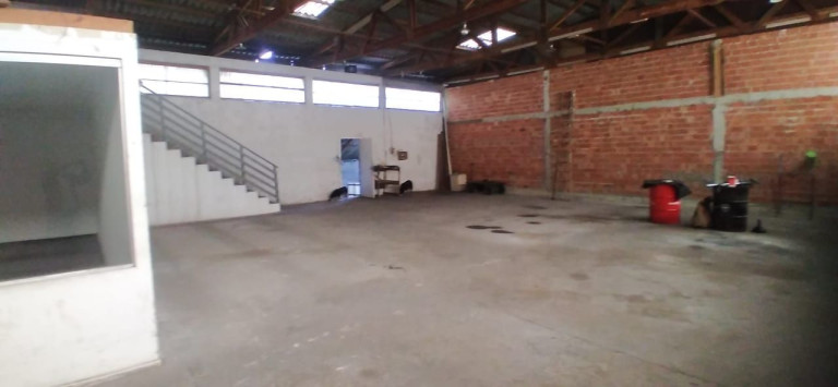 Imóvel Comercial à Venda, 730 m² em Cidade Industrial - Curitiba