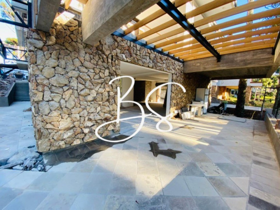 Imagem Casa com 4 Quartos à Venda, em Rs 235 - Gramado Imagem Casa com 4 Quartos à Venda, em Rs 235 - Gramado