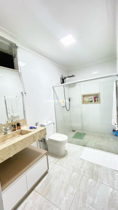 Imagem Casa com 3 Quartos à Venda, 250 m²