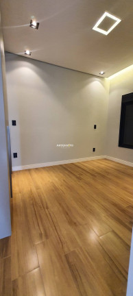 Imagem Imóvel com 4 Quartos à Venda, 250 m² Imagem Imóvel com 4 Quartos à Venda, 250 m²