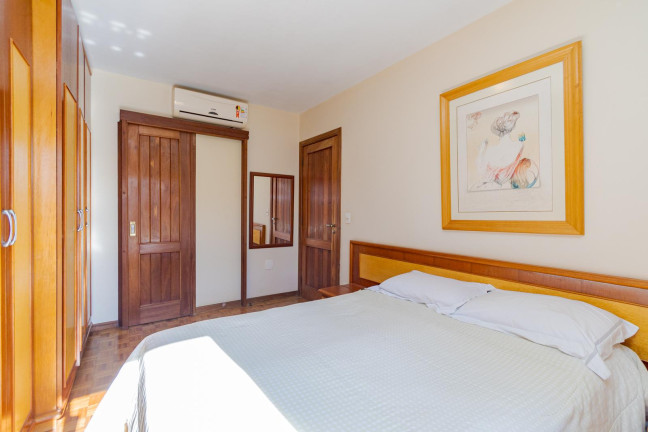 Imagem Casa com 3 Quartos à Venda, 129 m² em Santo Inácio - Curitiba Imagem Casa com 3 Quartos à Venda, 129 m² em Santo Inácio - Curitiba