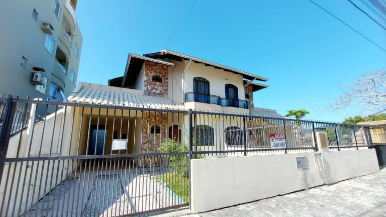 Imagem Casa com 4 Quartos para Temporada, 140 m² em Bombas - Bombinhas Imagem Casa com 4 Quartos para Temporada, 140 m² em Bombas - Bombinhas