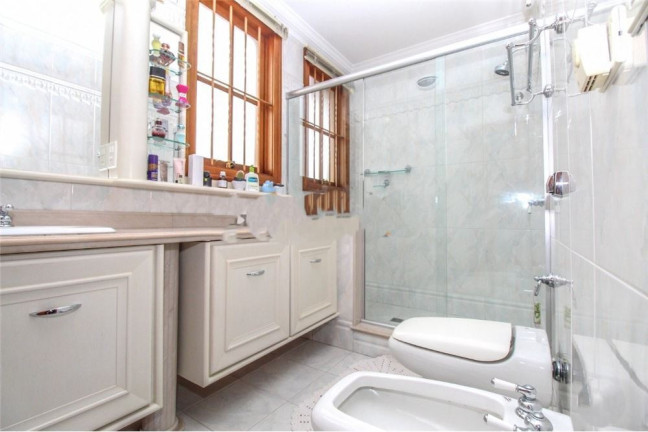 Imagem Casa com 3 Quartos à Venda, 608 m² em Medianeira - Porto Alegre Imagem Casa com 3 Quartos à Venda, 608 m² em Medianeira - Porto Alegre