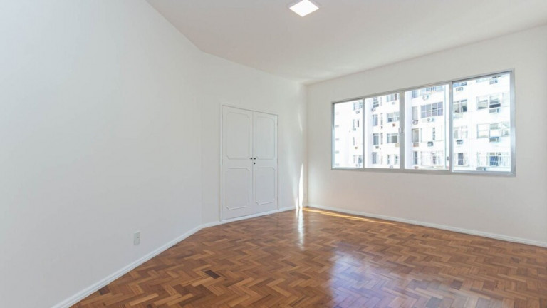 Imagem Imóvel com 3 Quartos à Venda, 135 m² em Copacabana - Rio De Janeiro Imagem Imóvel com 3 Quartos à Venda, 135 m² em Copacabana - Rio De Janeiro