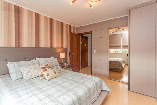 Imagem Imóvel com 3 Quartos à Venda, 272 m² em Jardim Lindóia - Porto Alegre Imagem Imóvel com 3 Quartos à Venda, 272 m² em Jardim Lindóia - Porto Alegre