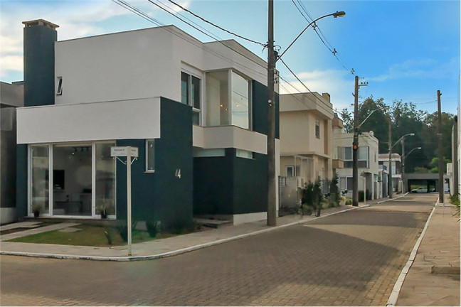 Imagem Casa com 3 Quartos à Venda, em Hípica - Porto Alegre Imagem Casa com 3 Quartos à Venda, em Hípica - Porto Alegre