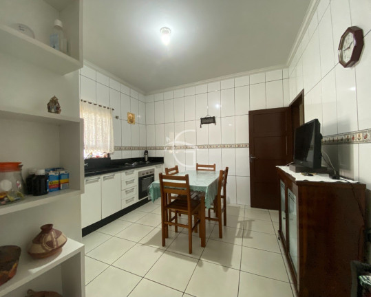 Imagem Casa com 5 Quartos à Venda, 196 m² em Anita Garibaldi - Joinville Imagem Casa com 5 Quartos à Venda, 196 m² em Anita Garibaldi - Joinville