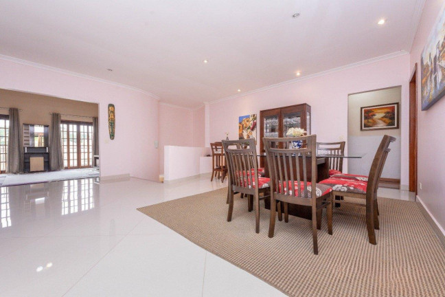 Imagem Casa com 4 Quartos à Venda, 234 m² em Santa Felicidade - Curitiba