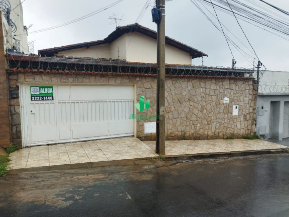 Casa com 4 Quartos para Alugar, 100 m² em Funcionarios - Montes Claros