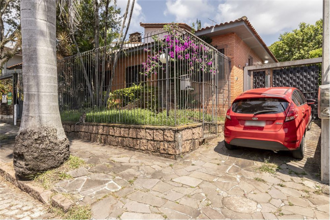 Casa com 4 Quartos à Venda,  em Três Figueiras - Porto Alegre