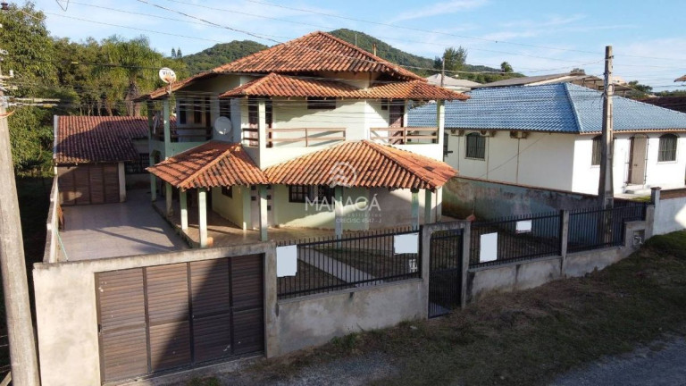 Casa com 5 Quartos à Venda, 390 m² em Armação - Penha