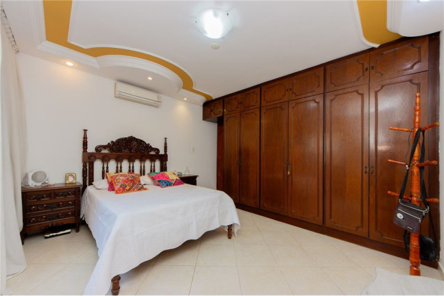 Imagem Casa com 6 Quartos à Venda,  em Vila Pierina - São Paulo