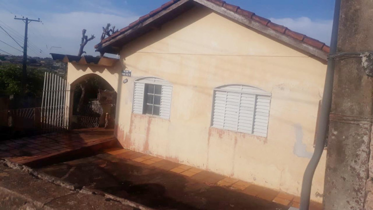 Casa com 2 Quartos à Venda, 137 m² em Olímpico - Londrina