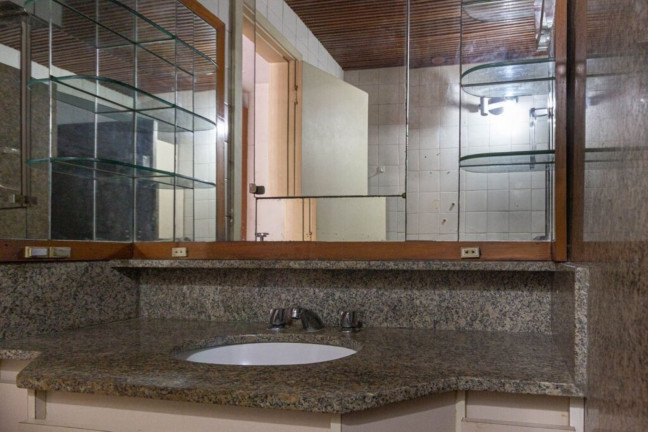 Imagem Imóvel com 2 Quartos à Venda, 120 m² em Copacabana - Rio De Janeiro Imagem Imóvel com 2 Quartos à Venda, 120 m² em Copacabana - Rio De Janeiro