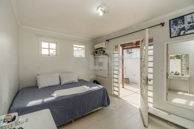Imagem Casa com 4 Quartos à Venda, 240 m² em Jardim Itu - Porto Alegre Imagem Casa com 4 Quartos à Venda, 240 m² em Jardim Itu - Porto Alegre