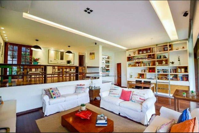 Casa com 5 Quartos à Venda, 420 m² em Itaipu - Niterói
