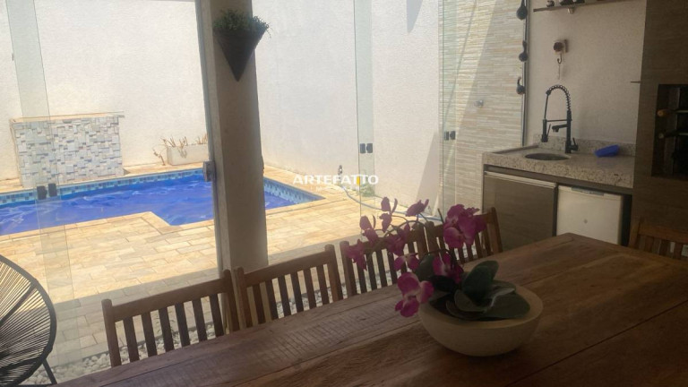 Imagem Casa com 3 Quartos à Venda, 180 m²