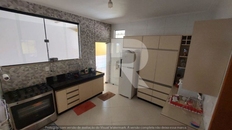 Imagem Casa com 3 Quartos à Venda, 220 m²