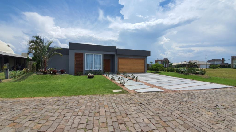 Imagem Casa com 3 Quartos à Venda, 228 m² em Atlântida Sul - Osorio