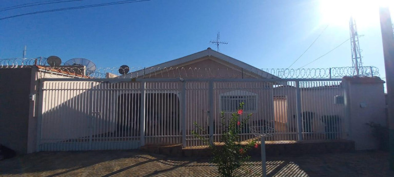 Casa com 4 Quartos à Venda,  em Centro - Getulina