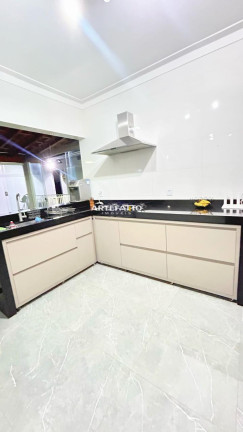 Imagem Casa com 3 Quartos à Venda, 250 m²