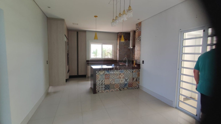 Imagem Casa com 5 Quartos para Alugar, 382 m² em Jardim Itália - Cuiabá
