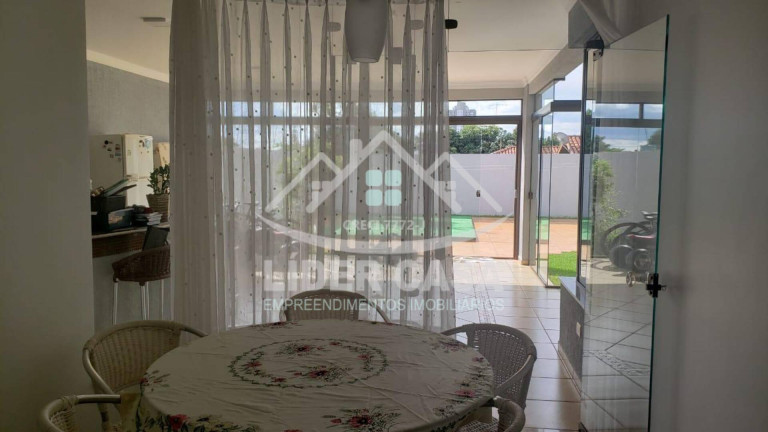 Imagem Casa com 3 Quartos à Venda, 305 m² em Centro - Arapongas Imagem Casa com 3 Quartos à Venda, 305 m² em Centro - Arapongas