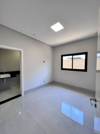 Imagem Casa com 3 Quartos à Venda, 210 m² em Jardim Imperial - Cuiabá