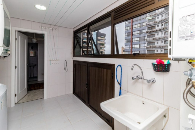 Imagem Imóvel com 3 Quartos à Venda, 244 m² em Rio Branco - Porto Alegre Imagem Imóvel com 3 Quartos à Venda, 244 m² em Rio Branco - Porto Alegre