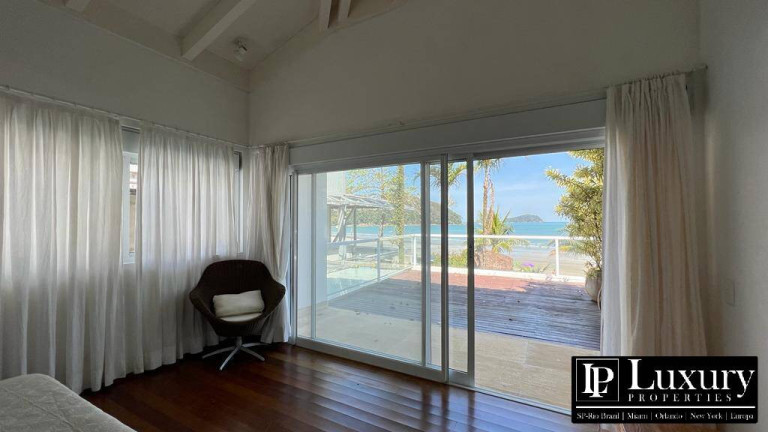 Imagem Casa com 6 Quartos à Venda, em Baleia - São Sebastião Imagem Casa com 6 Quartos à Venda, em Baleia - São Sebastião