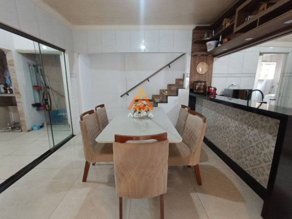 Imagem Casa com 4 Quartos à Venda, 240 m²