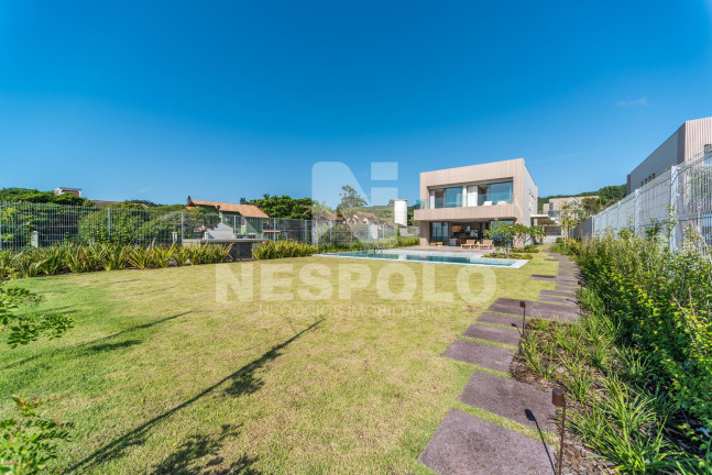 Imagem Casa à Venda, 458 m² em Praia Do Estaleiro - Balneario Camboriu Imagem Casa à Venda, 458 m² em Praia Do Estaleiro - Balneario Camboriu