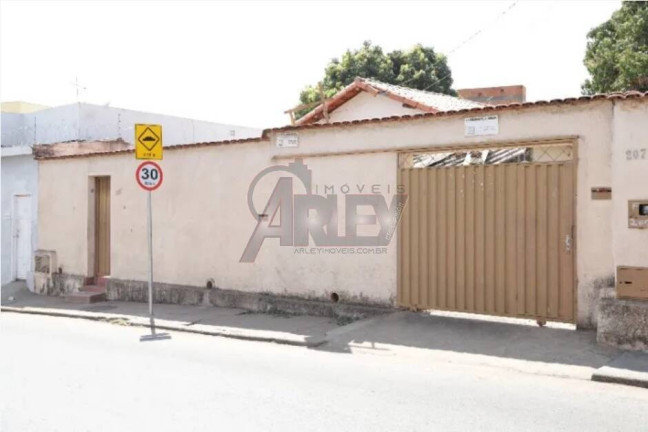 Casa à Venda, 600 m² em Centro - Montes Claros