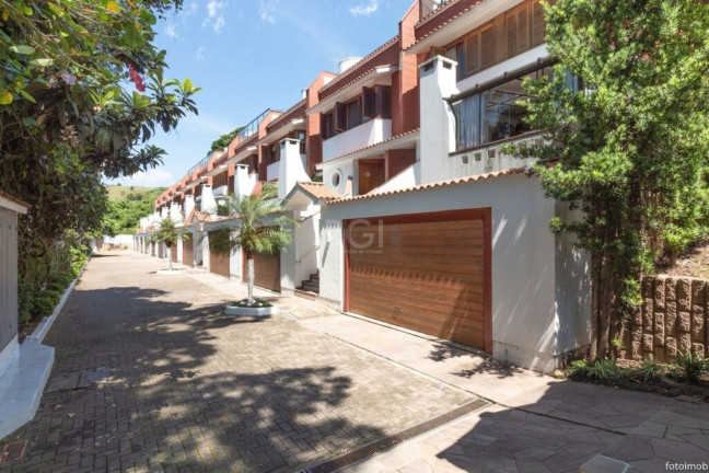 Imóvel com 5 Quartos à Venda,  em Cristal - Porto Alegre