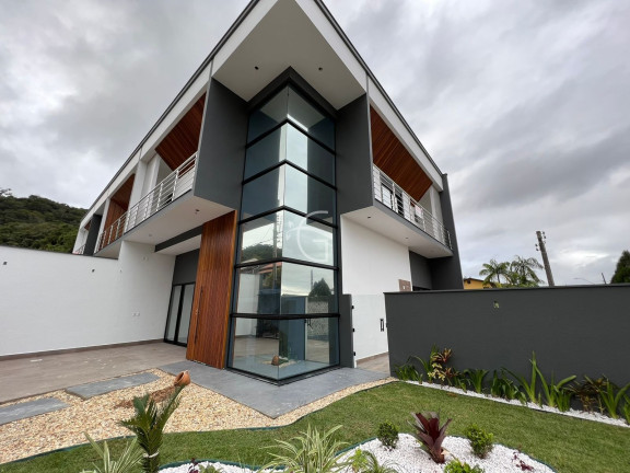 Casa com 3 Quartos à Venda, 191 m² em Saguaçu - Joinville