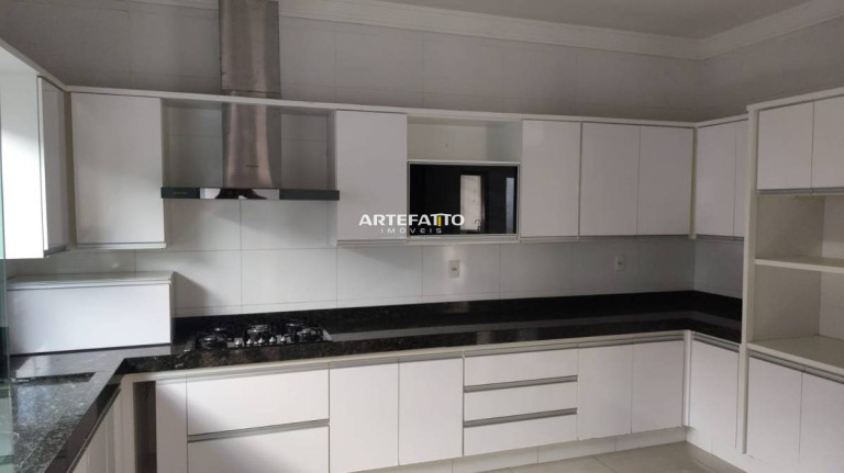 Casa com 4 Quartos à Venda, 240 m²
