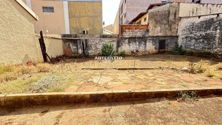 Imagem Casa com 3 Quartos à Venda, 288 m²