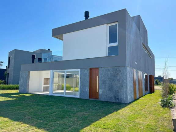 Imagem Casa com 4 Quartos à Venda, em Centro - Xangri-lá Imagem Casa com 4 Quartos à Venda, em Centro - Xangri-lá