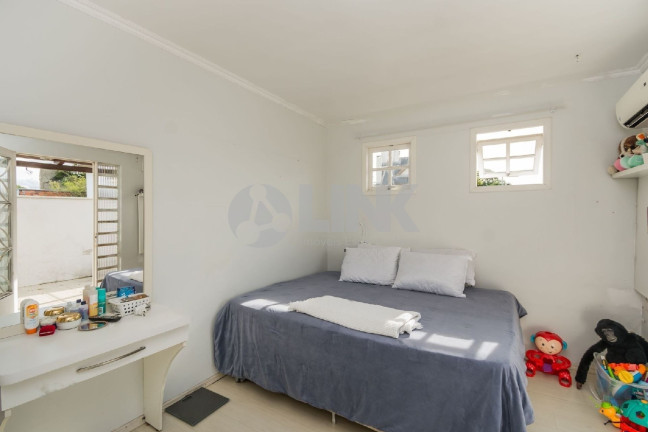 Imagem Casa com 4 Quartos à Venda, 240 m² em Jardim Itu - Porto Alegre Imagem Casa com 4 Quartos à Venda, 240 m² em Jardim Itu - Porto Alegre