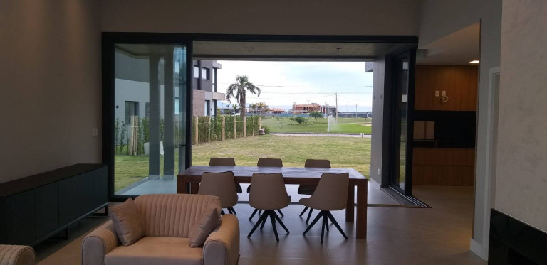 Imagem Casa com 4 Quartos à Venda, 600 m² em Atlântida Sul - Osório Imagem Casa com 4 Quartos à Venda, 600 m² em Atlântida Sul - Osório